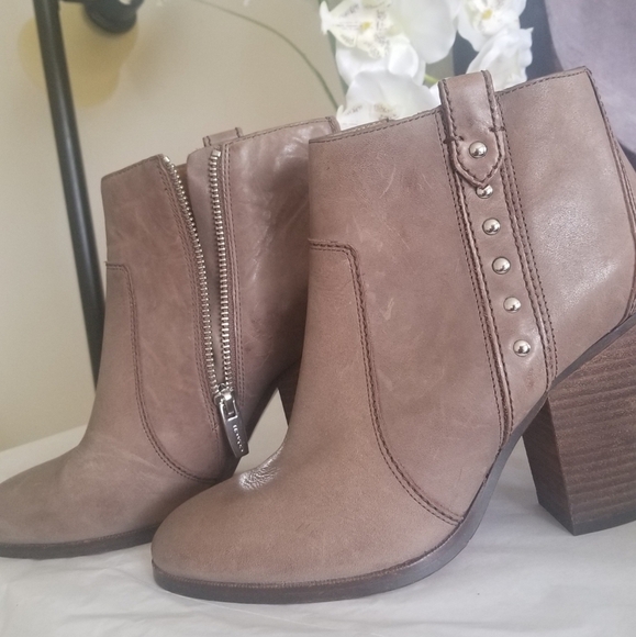 Coach leather bootie size 7M - Picture 4 of 12